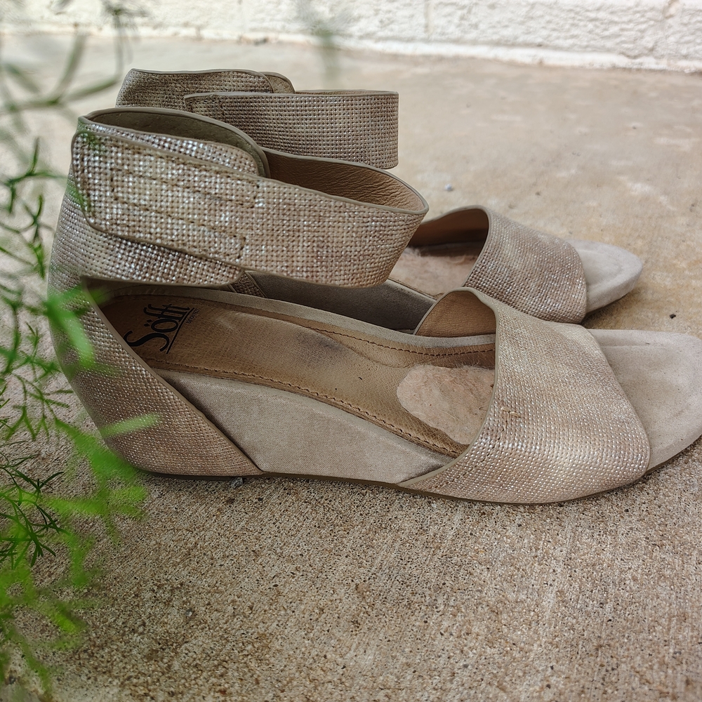 Sofft Women's Tan Wedge Sandals